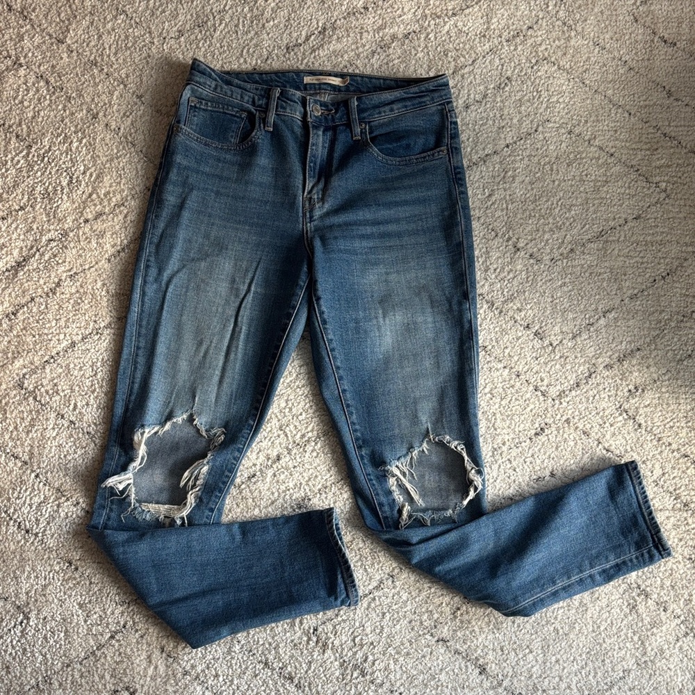 Levi’s 721 High Rise Skinny Knee Rip Jeans size 27